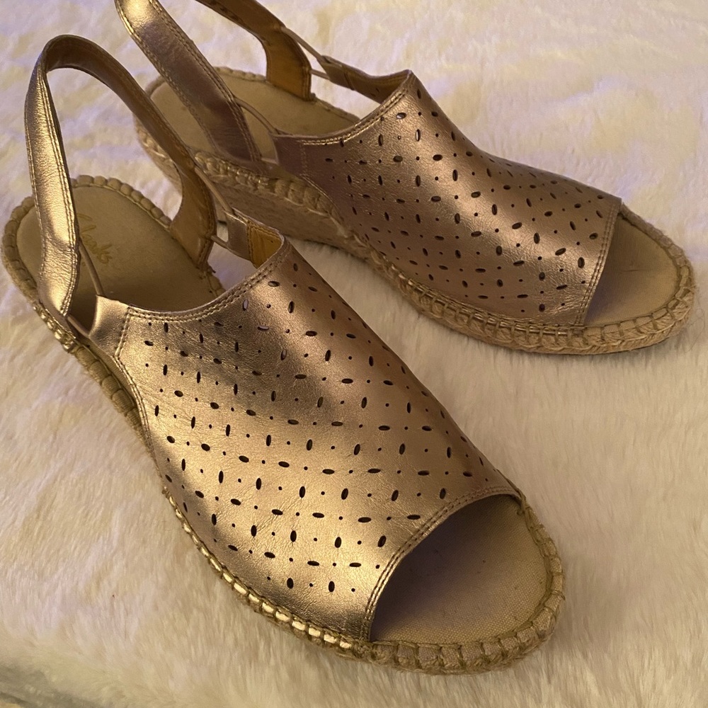 Gold leather wedge heeled espadrilles. - Picture 3 of 7